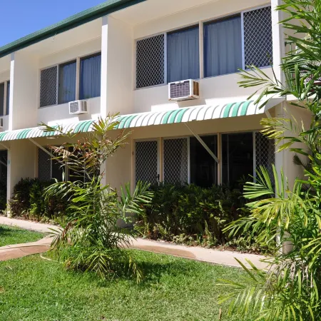 Palm Waters Holiday Villas Отели рядом с достопримечательностью «The Strand Beach»