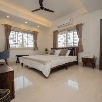 Lakeside Suites Hotels near IICB