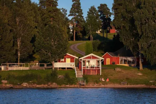 Två Skyttlar Hotels in Marks kommun