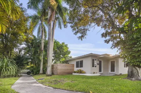 Alani Bay Premium Condos Отели рядом с достопримечательностью «Museum of Discovery and Science»