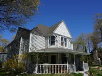 Charlevoix House - the Northside Hotels in Charlevoix