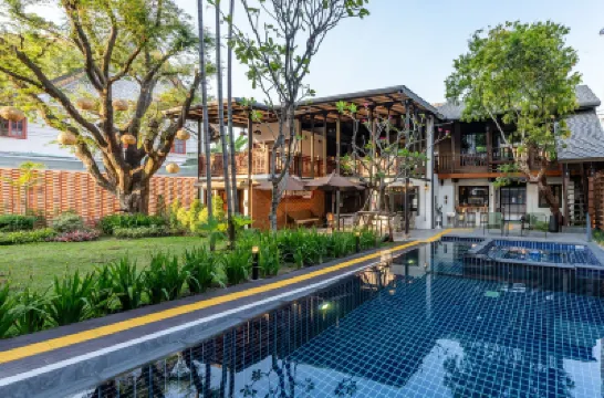 Shamrock Chiangmai Hotel-Adult only Hotels near Wat Pan Tao