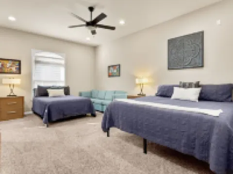 Huge House on Constant Level Lake Placid: Sleeps 30, Great for Multi-Family Hotéis em McQueeney