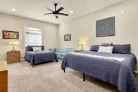 Lakefront Lodge: Large 5Br, Sleeps 30, Steps to Water – Perfect for Reunions!