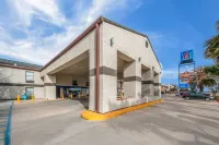 Studio 6 Laredo, TX - North I 35