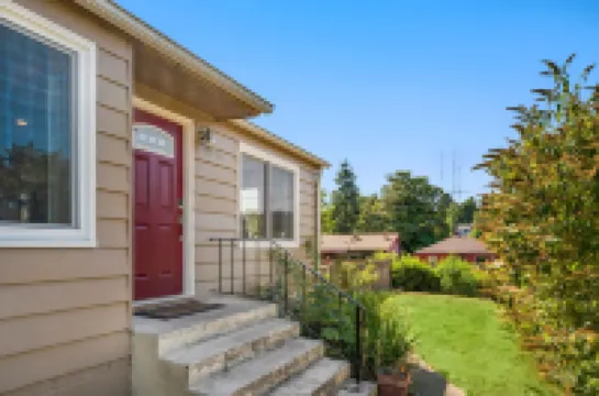 Seattle Vacation Home: the Autobahn