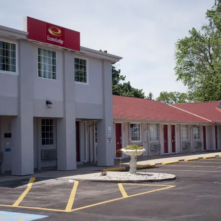 Econo Lodge Inn & Suites South