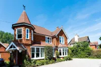 The Lawn Guest House Gatwick Hotel a Redhill
