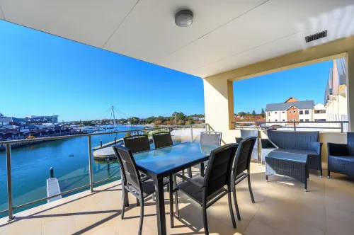 Dolphin Quay Apartments - Beach