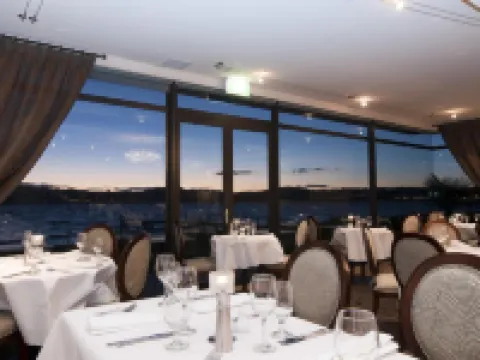 Oasis Beach Resort Hotels in Taupo