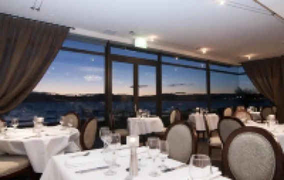 Oasis Beach Resort Hotels in Taupo