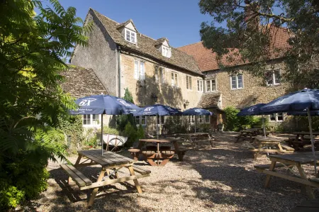 The Red Lion Отели в г. Коршам