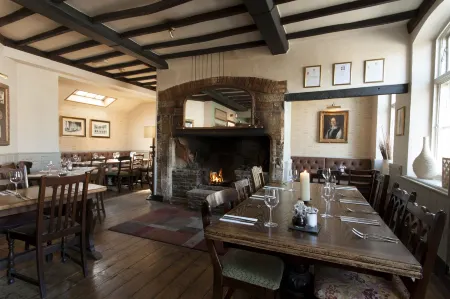 The Red Lion Отели в г. Коршам