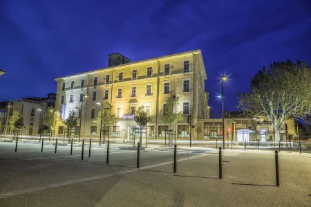 Kyriad Orange Centre Отели в г. Сериньян-дю-Конта