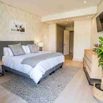 Elegant Waterfront Apartment with No Loadshedding Rooms