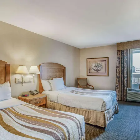 La Quinta Inn & Suites by Wyndham Islip - MacArthur Airport
