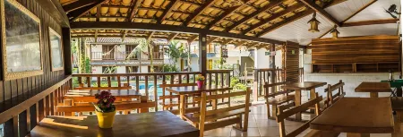 Pousada Tubes Maresias Отели рядом с достопримечательностью «Camping e Bar do Cacau - Praia de Santiago»