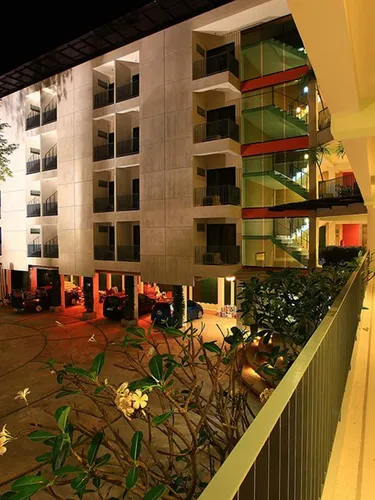 รูปภาพของทีสาม เฮ้าส์