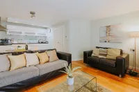 The Garden Apartment - Parking, Netflix , Wi-Fi & Beaches