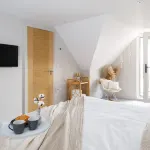 Luxury Penthouse ~ Super King Bed 5 Min to Beach