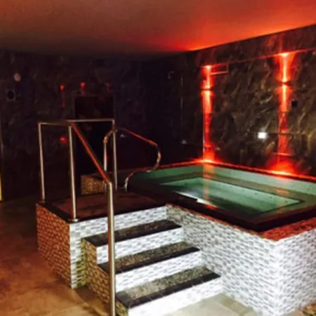 Holly Lodge Guest House with Free Off Site Health Club