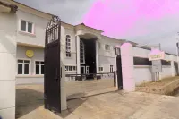 Moongate Hotel and Suites فنادق في 