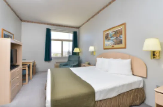 Econo Lodge Inn & Suites