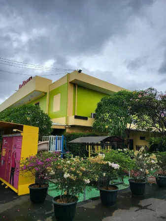 RedDoorz Plus Near Dunia Fantasi Ancol