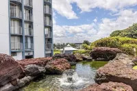 Hilo Getaway: 2Br Condo w/ Pool, A/C & Incredible Views
