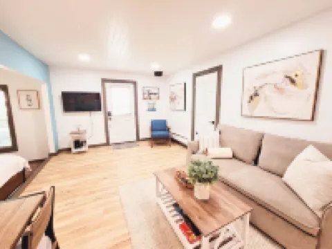 Cozy Studio Cottage with Harbor View/Spacious Full Kitchen & Pet Friendly