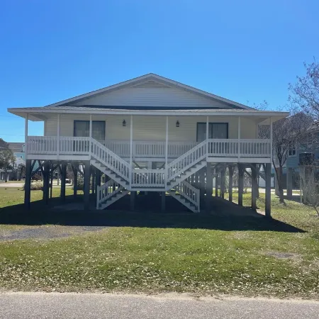 Charming cottage in beautiful Surfside Beach!  1 Block from the beach!!!!