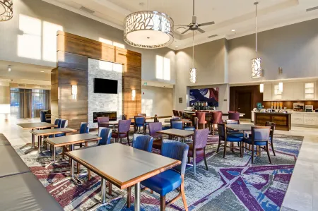 Homewood Suites by Hilton Ottawa Kanata Отели рядом с достопримечательностью «Скоушабэнк Плэйс»