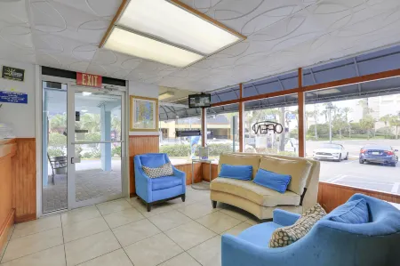 Clearwater Beach Hotel Отели рядом с достопримечательностью «Клируотер Кантри Клаб»