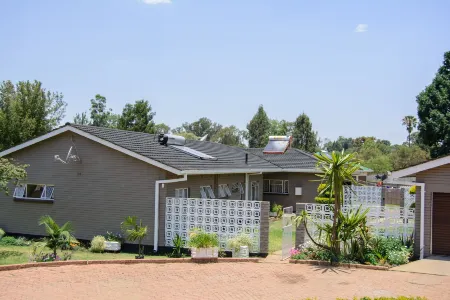 Las Palmas Guest House Отели в г. Хараре