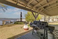 Newly renovated lakehouse sleeps 7 with boathouse, fenced yard and kayaks Hotels in Union Parish