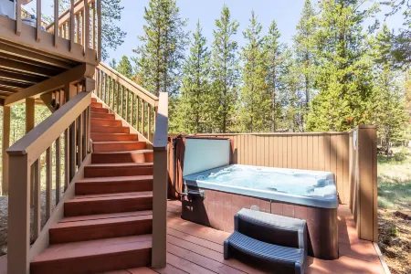 Private Hot Tub and Spacious Deck - Charming Escape