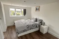 6-bed 3-bath Home - Sleeps 14 & Free Parking Hotels in Uxbridge