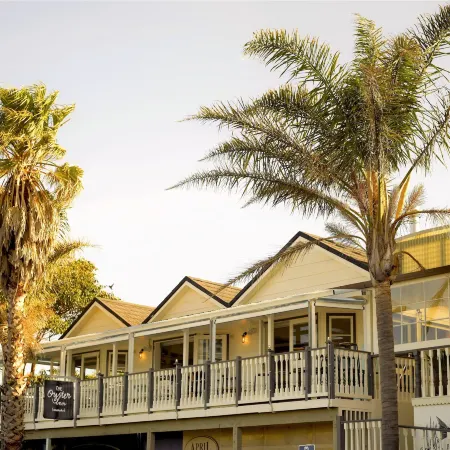 The Oyster Inn Отели рядом с достопримечательностью «Автобус Explorer Island Waiheke»