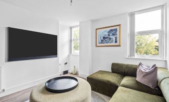 Luxurious 2 Bedroom Apartment with Free Parking