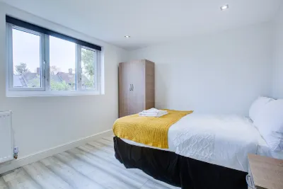 6 - 7 Beds-Sleeps 12-Elizabeth Line-Free Parking Hotels near Romford Baptist Church