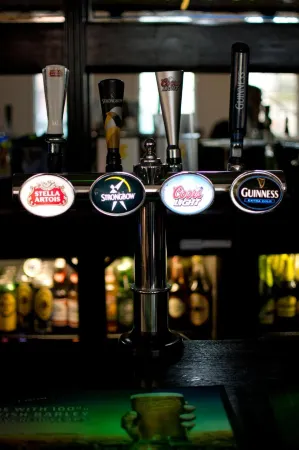 Crofts Hotel Отели в г. Катейс