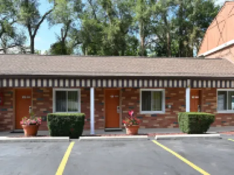 Fellows Creek Lodge Hotels in Canton