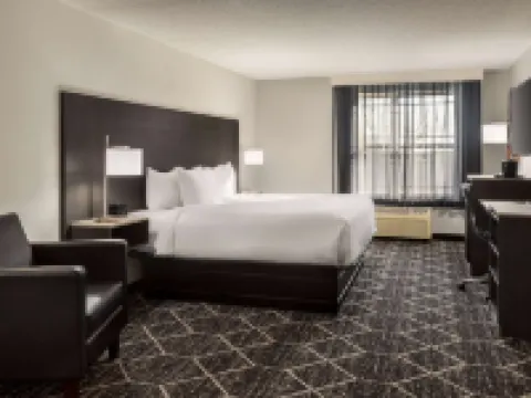 La Quinta Inn & Suites by Wyndham Lake George クイーンズベリーのホテル