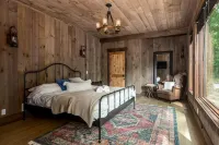 New Build Luxury Wooded Lodge Steps from Lake MI