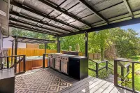 Modern 4BR Home + Jacuzzi 10 minutes from downtown