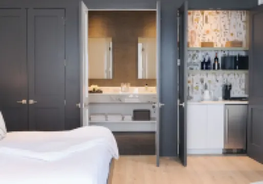 Whitetail Court Hotel