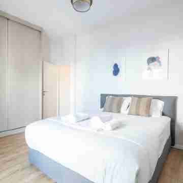 Urban Comfort 2 Bdrm Next to Metro Rooms