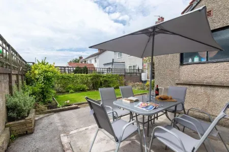 Buckingham House - Spacious 3-bedroom Отели рядом с достопримечательностью «Globe Arena»