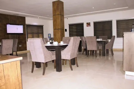 MacDestly Hotel Отели рядом с достопримечательностью «Ejimax Store»