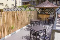 Glee Hotel Hotels near Intercontinental Plaza